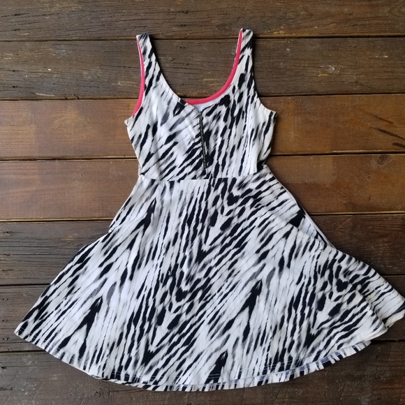 ☆ Express ☆ Fit and Flare Dress - Picture 2 of 4